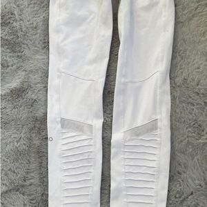 ALO Yoga High Waisted Motto Leggings | White